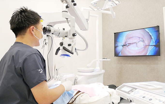 マイクロスコープを使用した精密治療